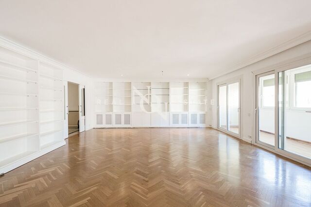 295 sqm luxury flat with views for rent in València