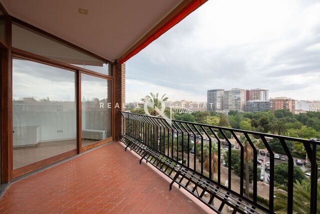 185 sqm luxury flat with views and terrace for sale in València