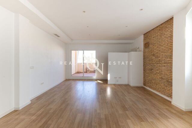 110 sqm attic with views and terrace for rent in Russafa, València