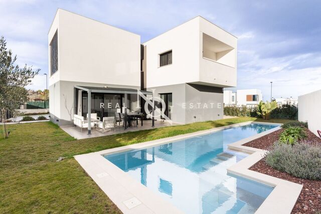 340 sqm house with pool and views for sale in Torrent