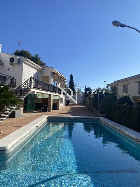 Maison de 200 m2 avec piscine à louer à Torrent