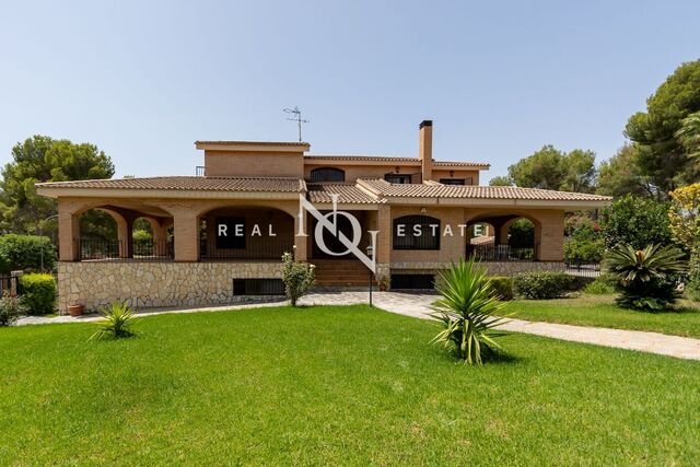 Chalet independiente en venta con piscina en Montealcedo, Ribarroja del Turia 