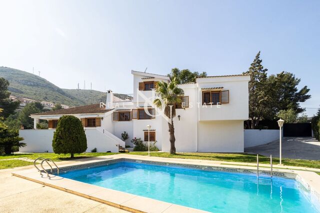 Detached villa for sale in Cumbres de Calicanto