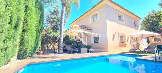 250 sqm house with pool for sale in Puçol