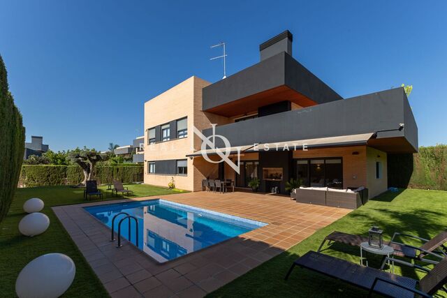 470 sqm luxury house with pool and views for sale in Bétera