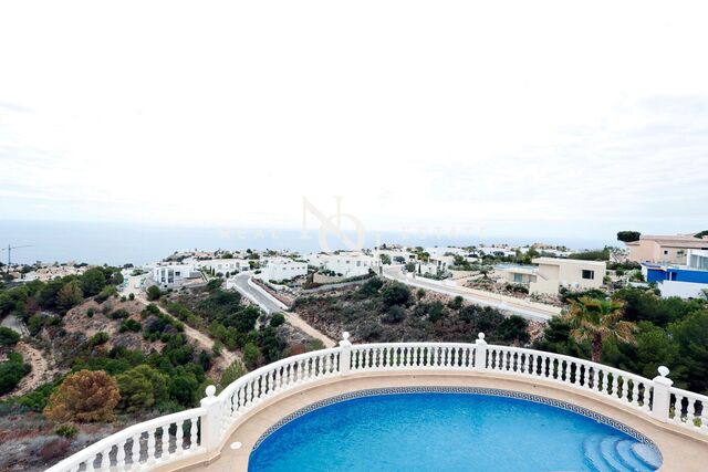 Villa mit Aussicht zu verkaufen in Cumbres del Sol.