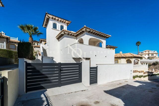 Casa de 140 m2 amb piscina i vistes en venda a Orihuela