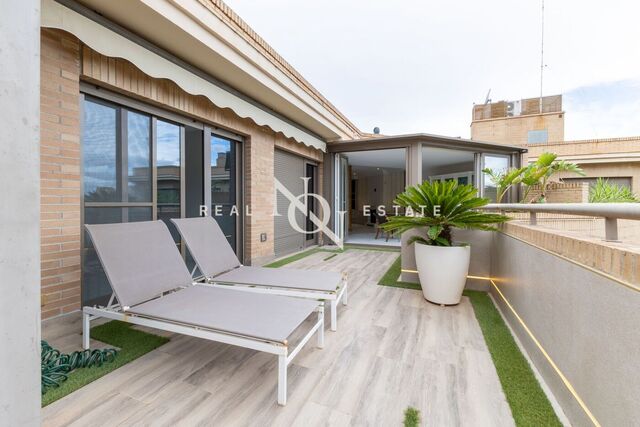 Penthouse design avec terrasse périmétrique et vues panoramiques.